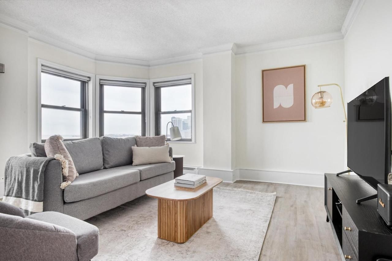 Apartment Gold Coast 2br W Doorman Gym 2 Blocks To L Chi-556 *