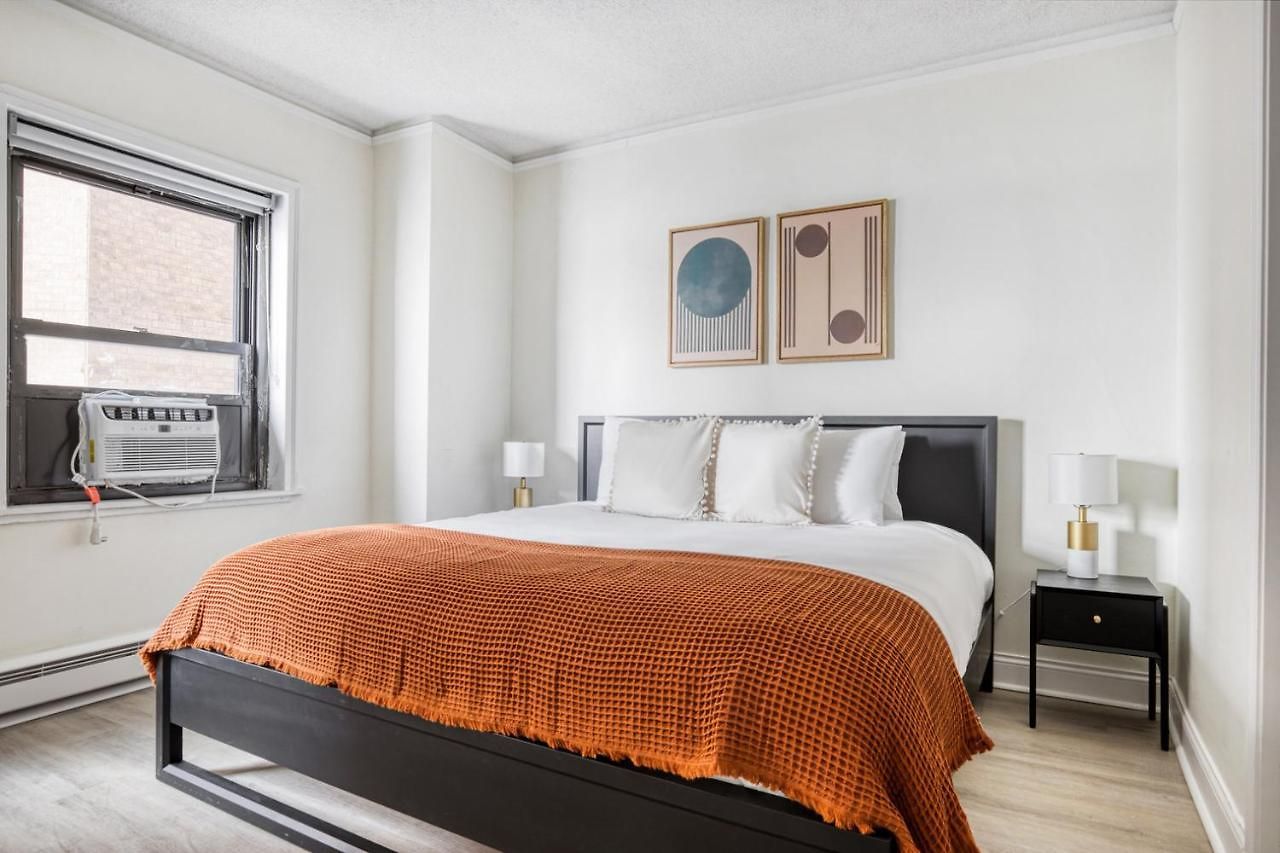 Gold Coast 2br W Doorman Gym 2 Blocks To L Chi-556 Apartment *