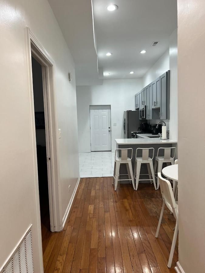Adorable 2 Bedroom With Free Street Parking Apartment Chicago