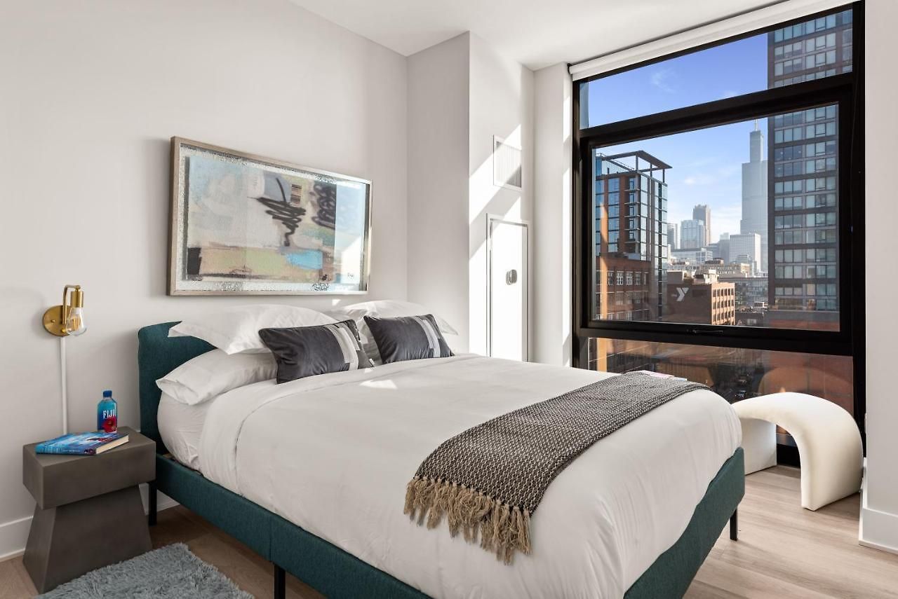 Avra Stylish Prime West Loop Location Near Union Park Apartment