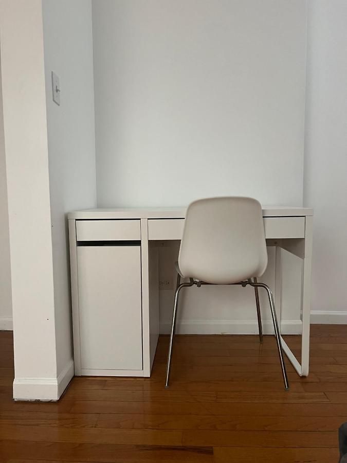 Adorable 2 Bedroom With Free Street Parking Apartment *