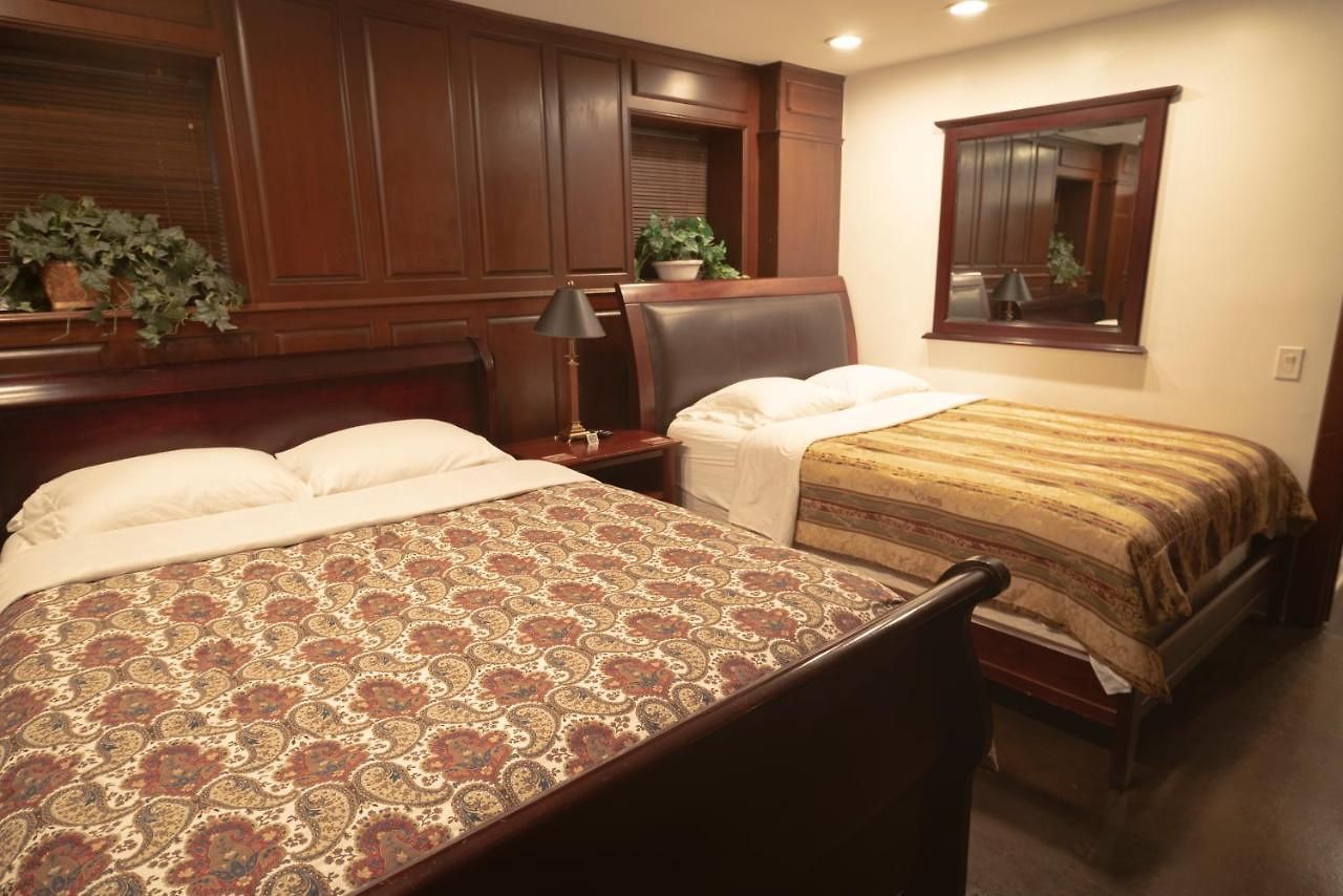 Inspiring Grotto Sleeps 10-20 Free Tv & Parking *
