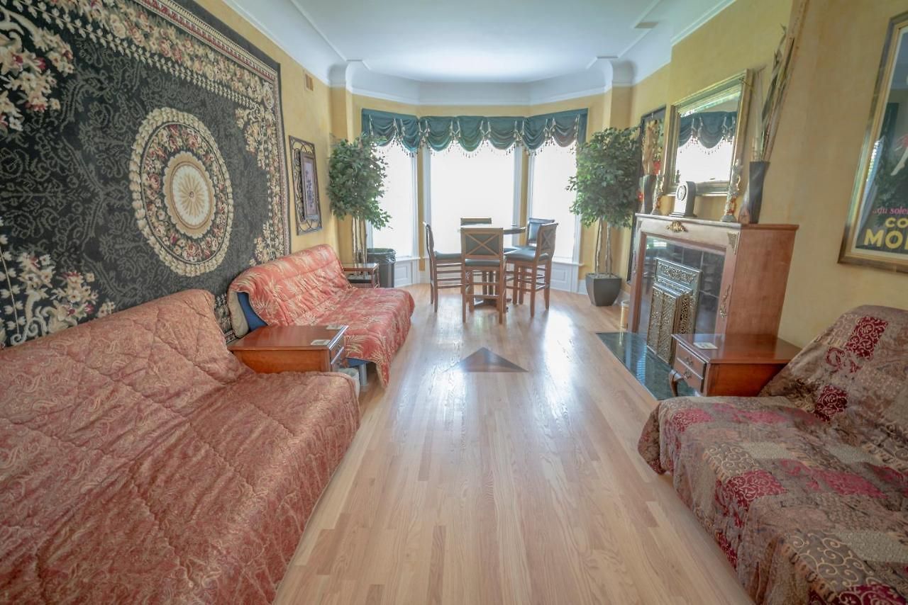 Sleeps 10-20 Free Tv & Parking *