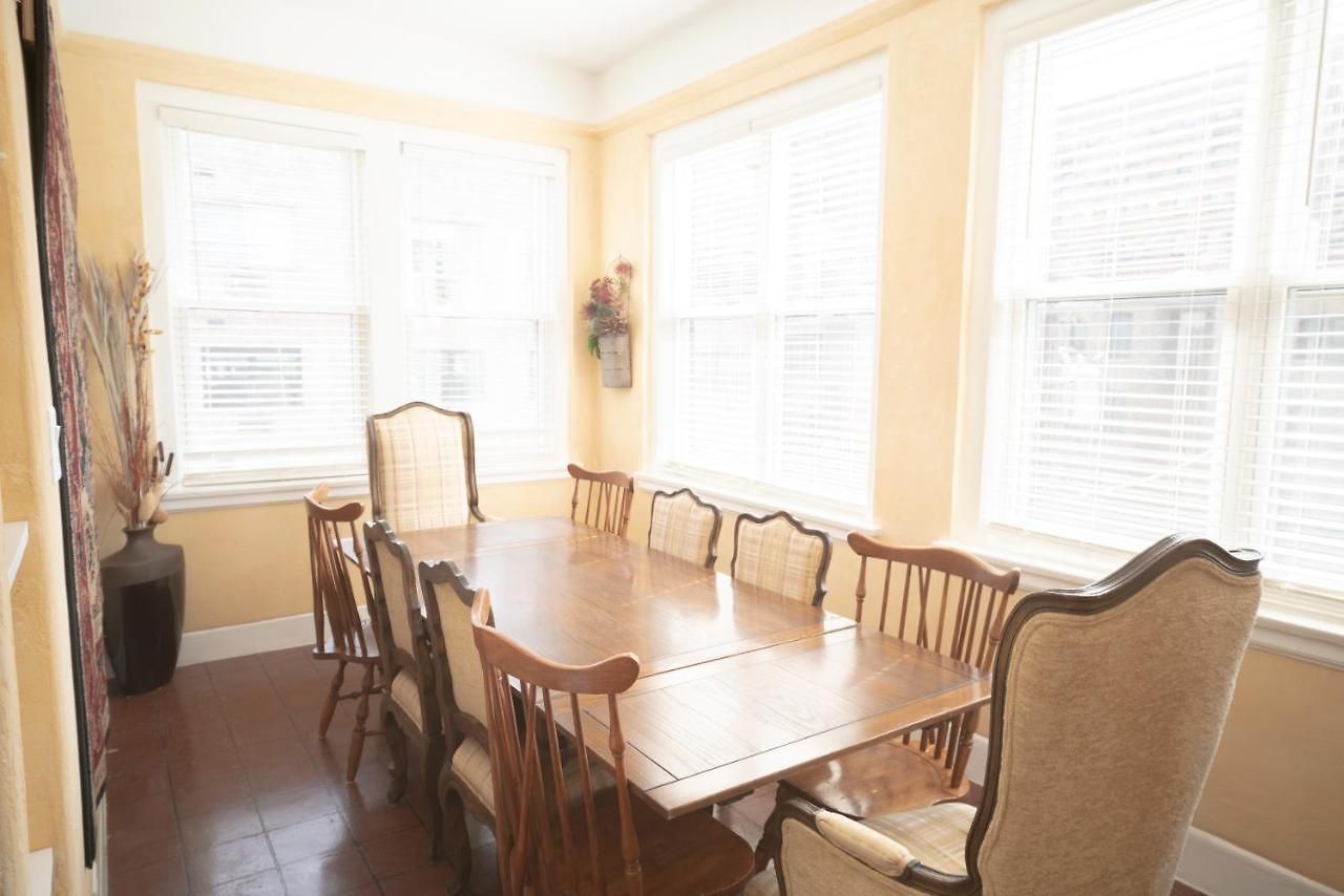 Sleeps 10-20 Free Tv & Parking Apartment