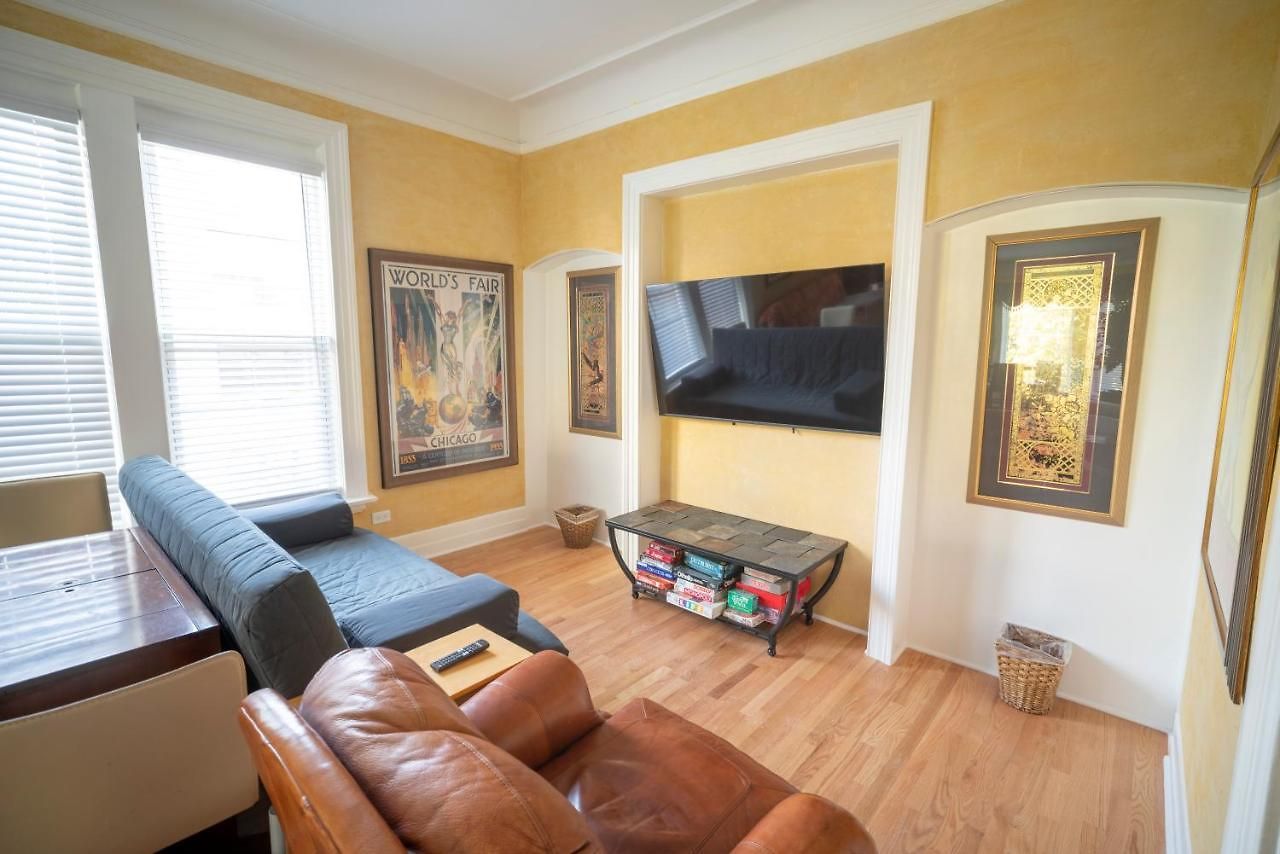 Sleeps 10-20 Free Tv & Parking Apartment