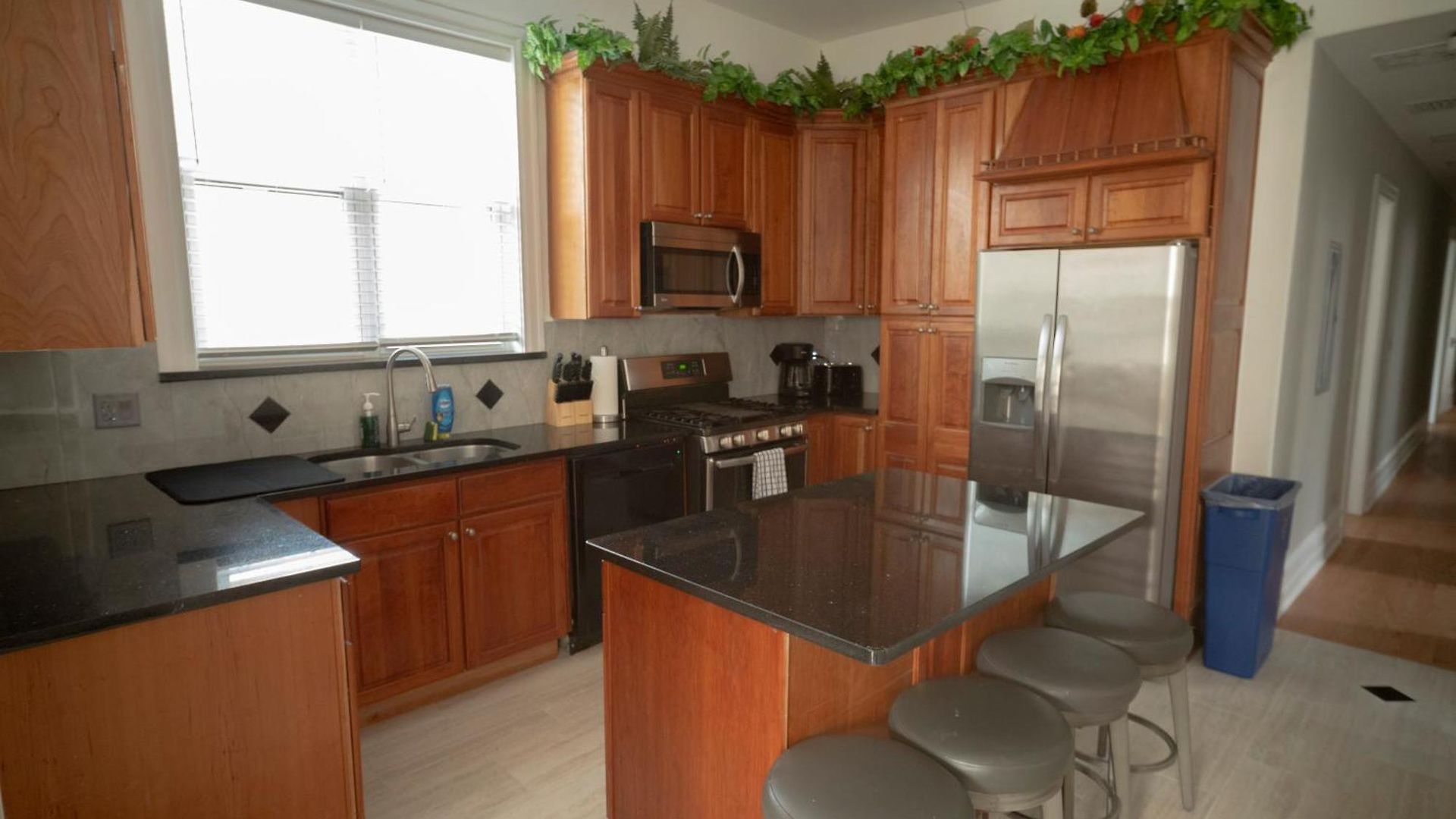 Apartment Sleeps 10-20 Free Tv & Parking