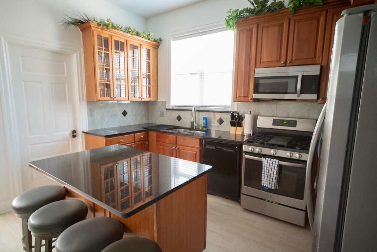 Sleeps 10-20 Free Tv & Parking Apartment