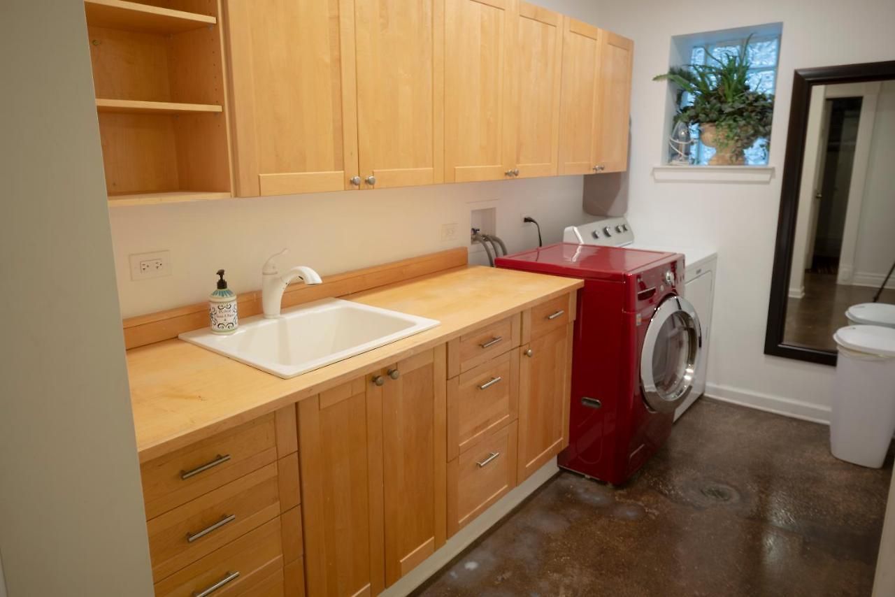Inspiring Grotto Sleeps 10-20 Free Tv & Parking Chicago