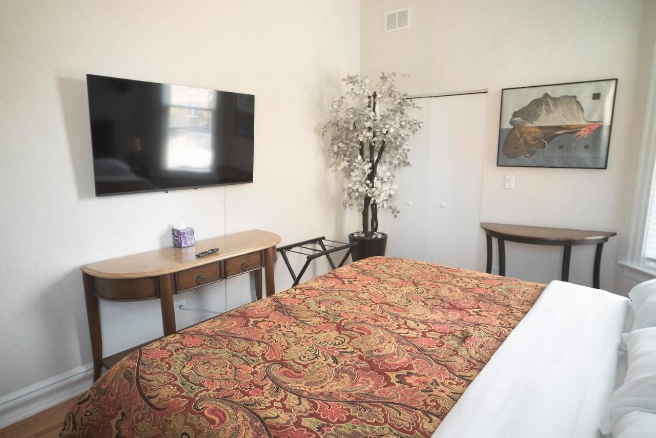 Sleeps 10-20 Free Tv & Parking Apartment