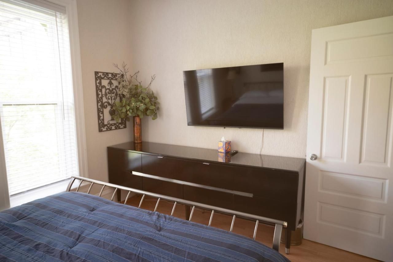 Sleeps 10-20 Free Tv & Parking Apartment