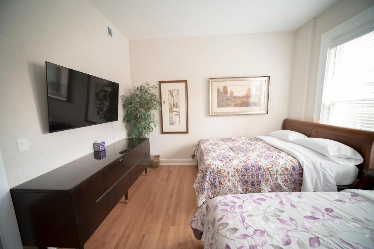 Apartment Sleeps 10-20 Free Tv & Parking Chicago