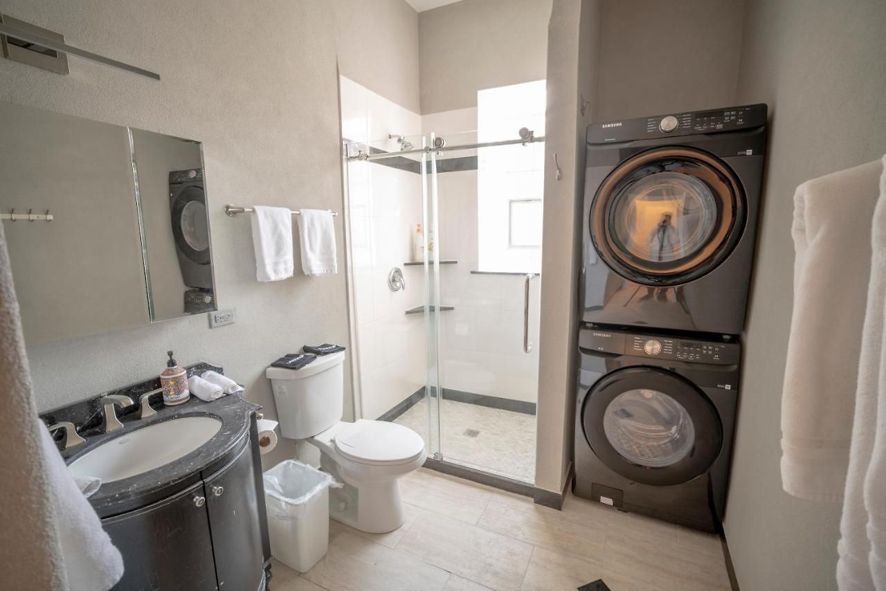 Sleeps 10-20 Free Tv & Parking Apartment *