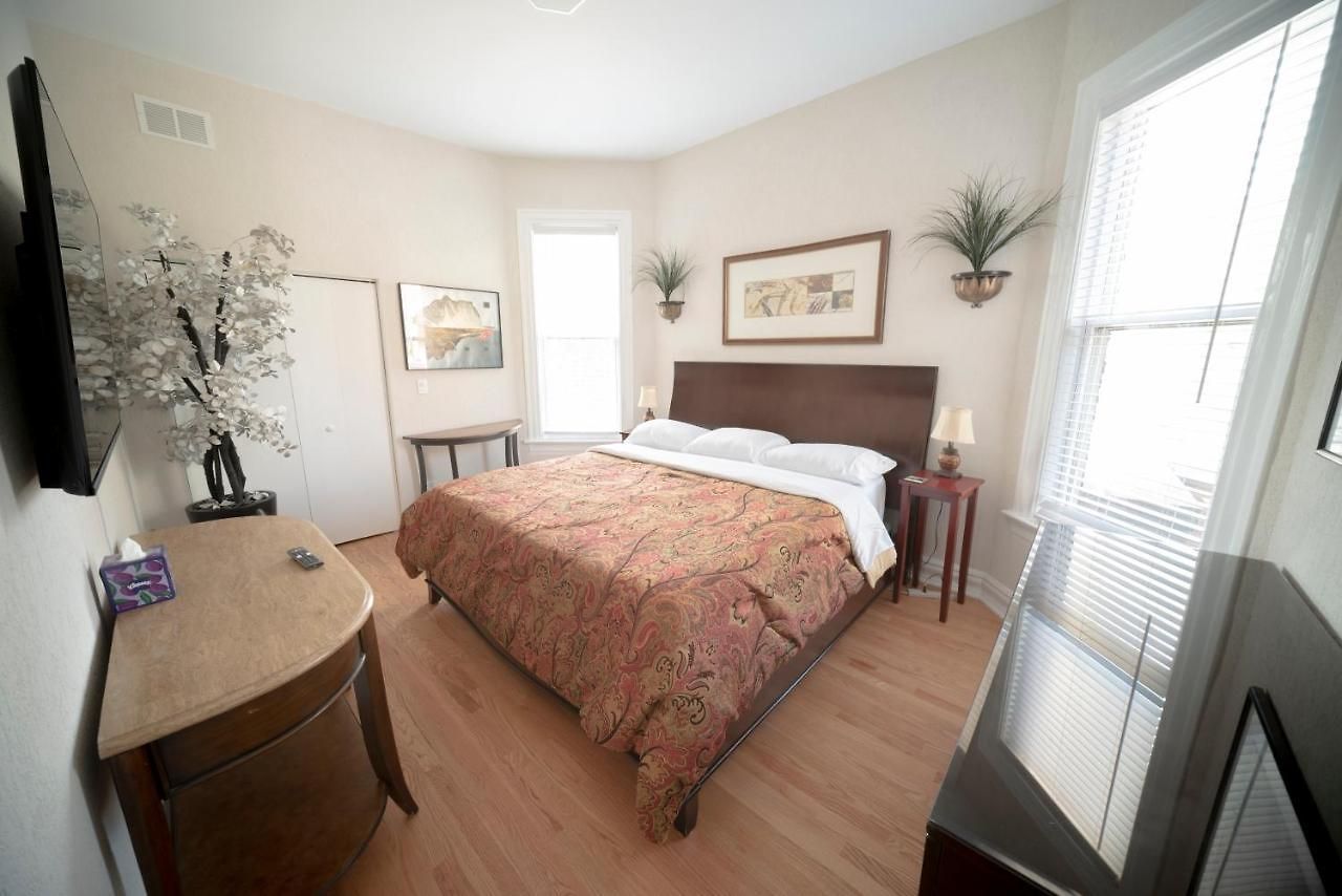 Sleeps 10-20 Free Tv & Parking Apartment *