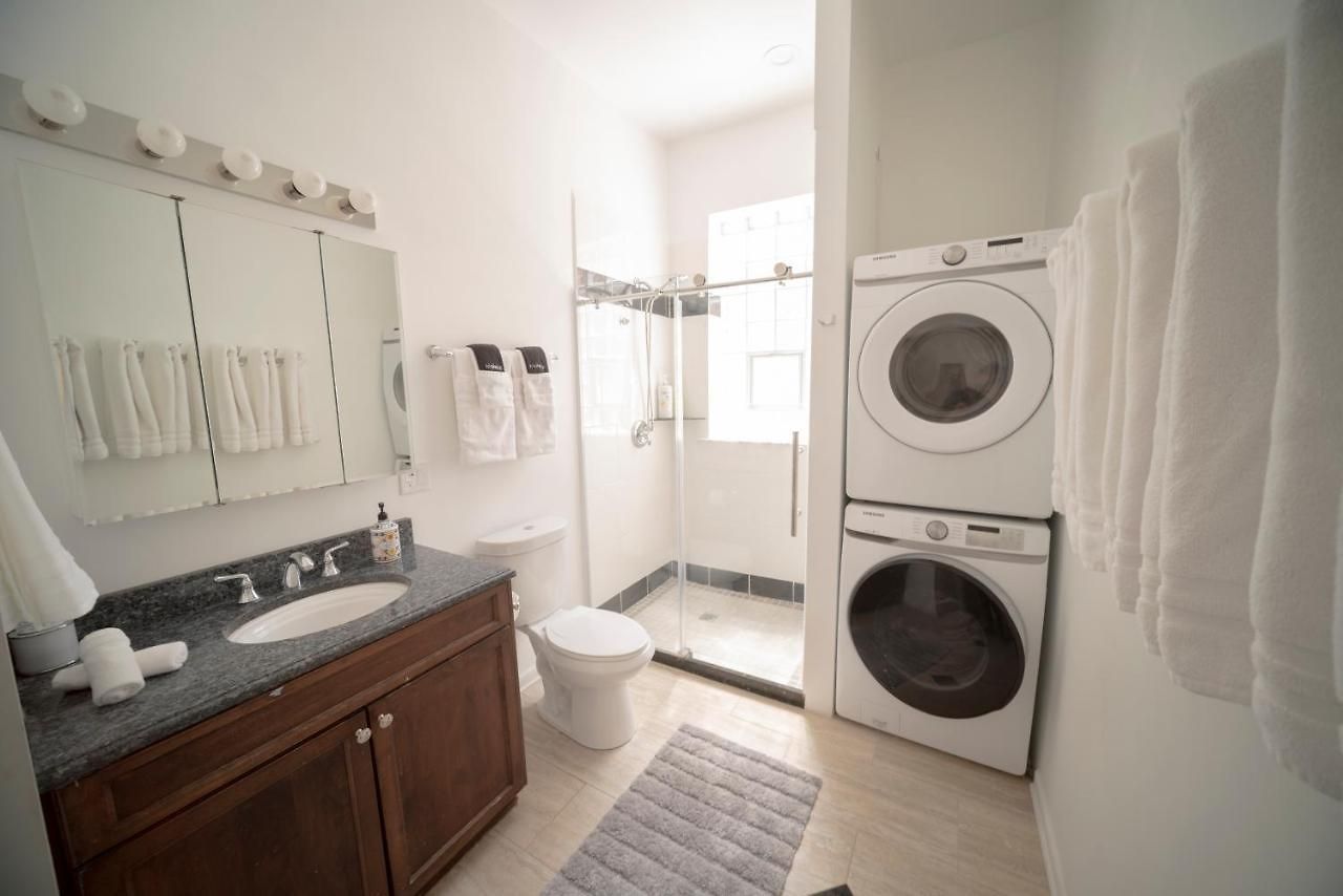 Stone Mansion Sleeps 10-20 Free Tv & Parking *