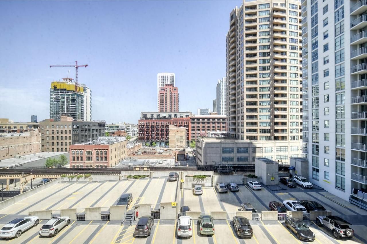 Apartment W Loop W Deck Pool Gym 3 Blocks To L Chi-644 *