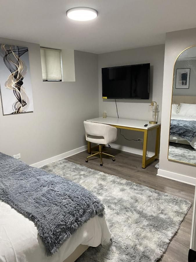 Modern 3 Bedroom Close To Downtown *