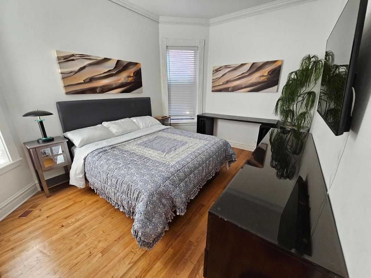 Club Salon Sleeps 10-20 Free Parking & Tv Apartment