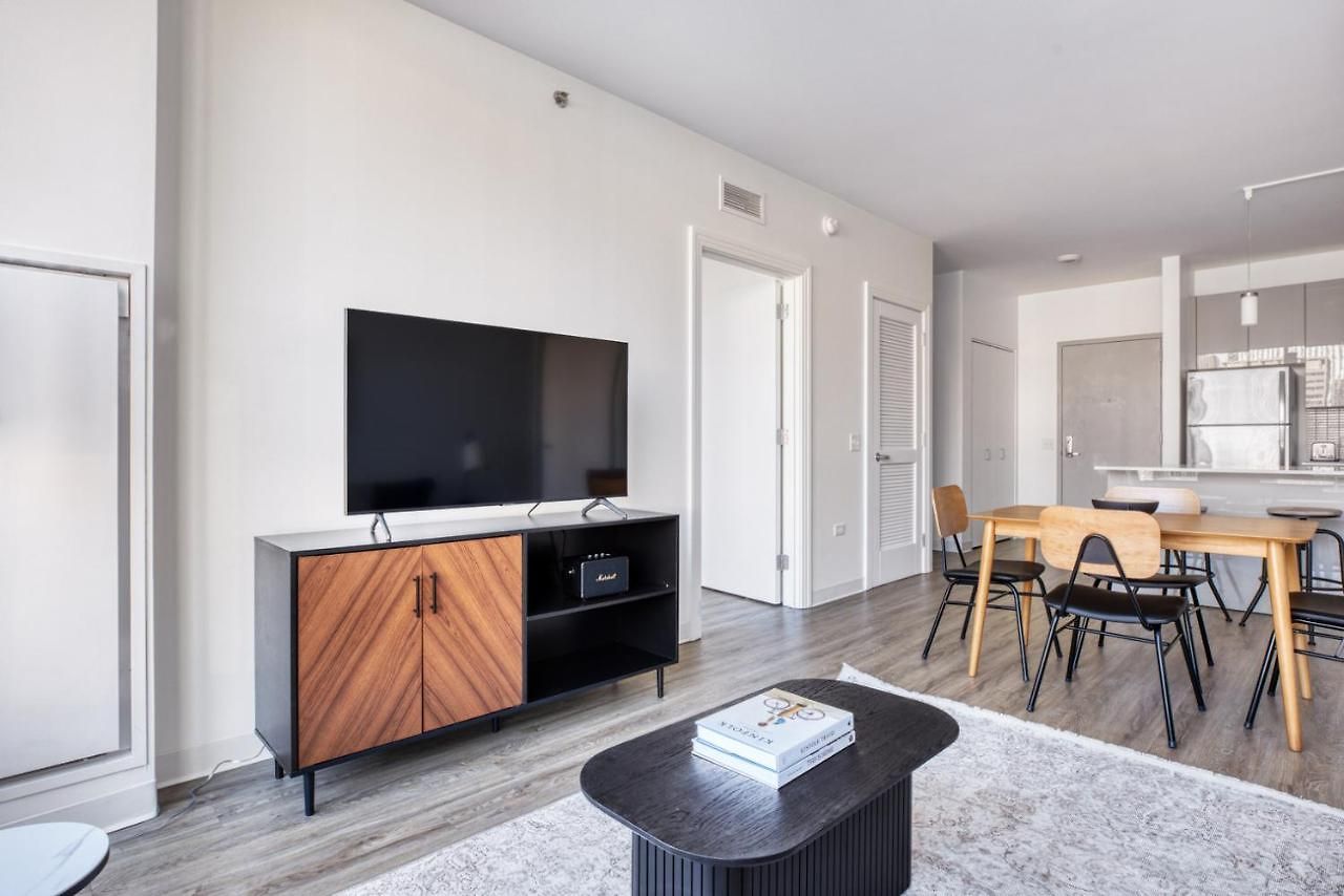 Apartment W Loop 2br W Gym Pool In Heart Of Greektown Chi-561