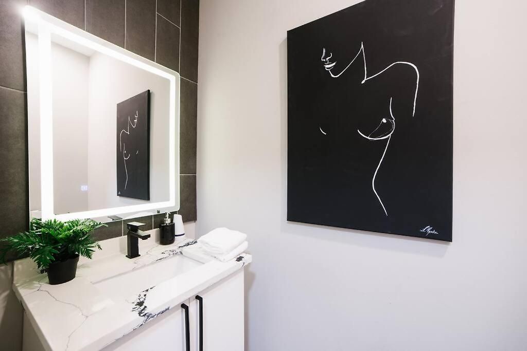 Magnificent New W/8 Beds & Free Parking Chicago