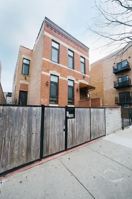 Mid-century Gem Steps From United Center 4*
