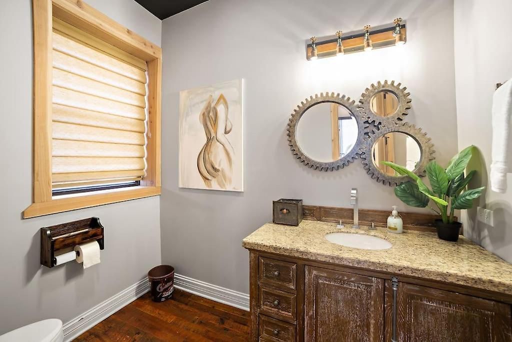 Mid-century Gem Steps From United Center 4* Chicago