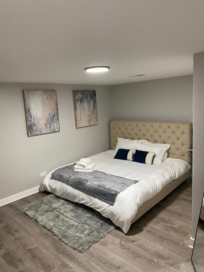 Stylish Urban Retreat 3 Bedroom Newly Remodeled Apartment Chicago
