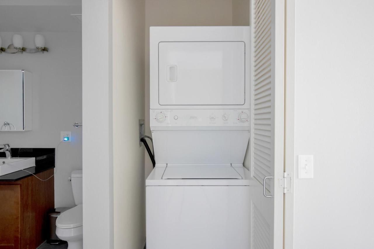 Loop 1br W Gym Pool Lounge 1 Block From L Chi-699 Apartment Chicago