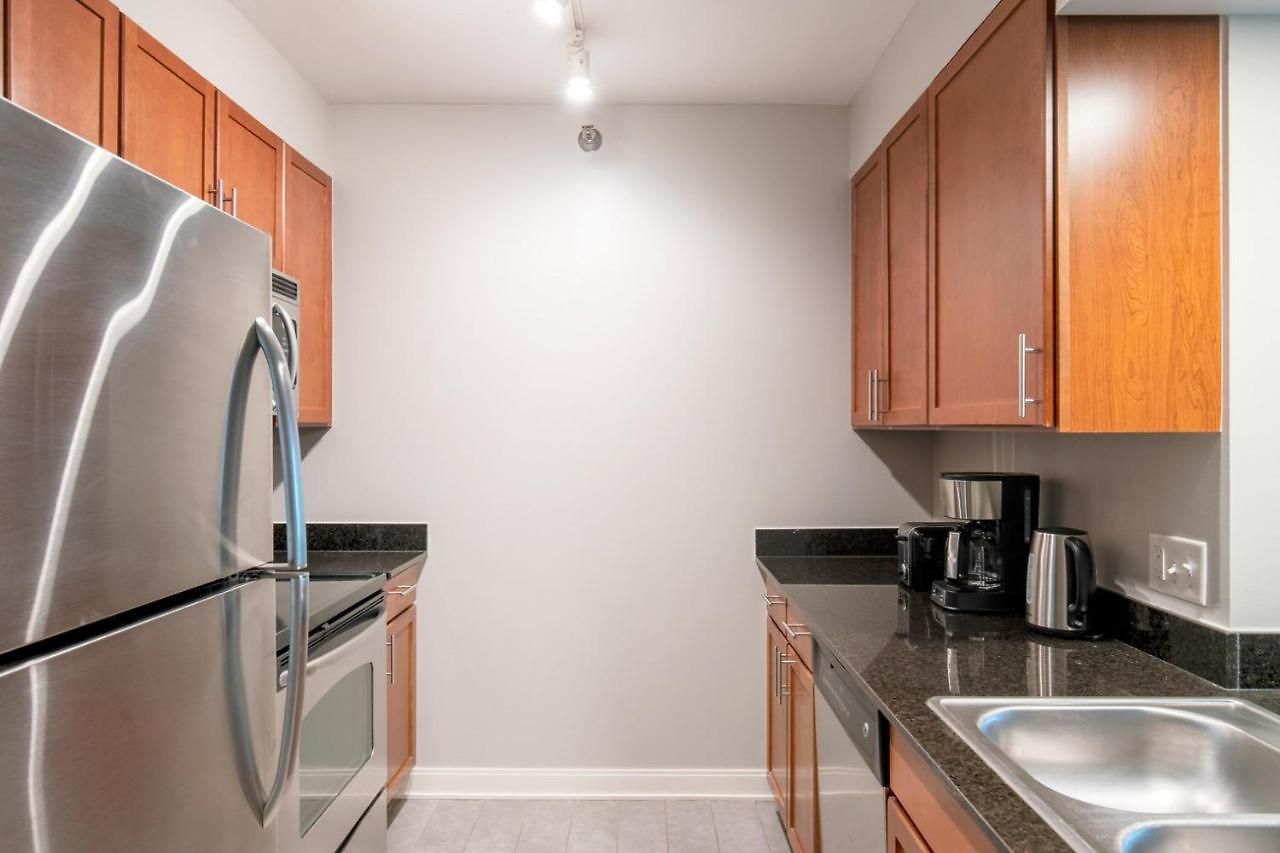 Apartment Loop 1br W Gym Pool Lounge 1 Block From L Chi-699 *