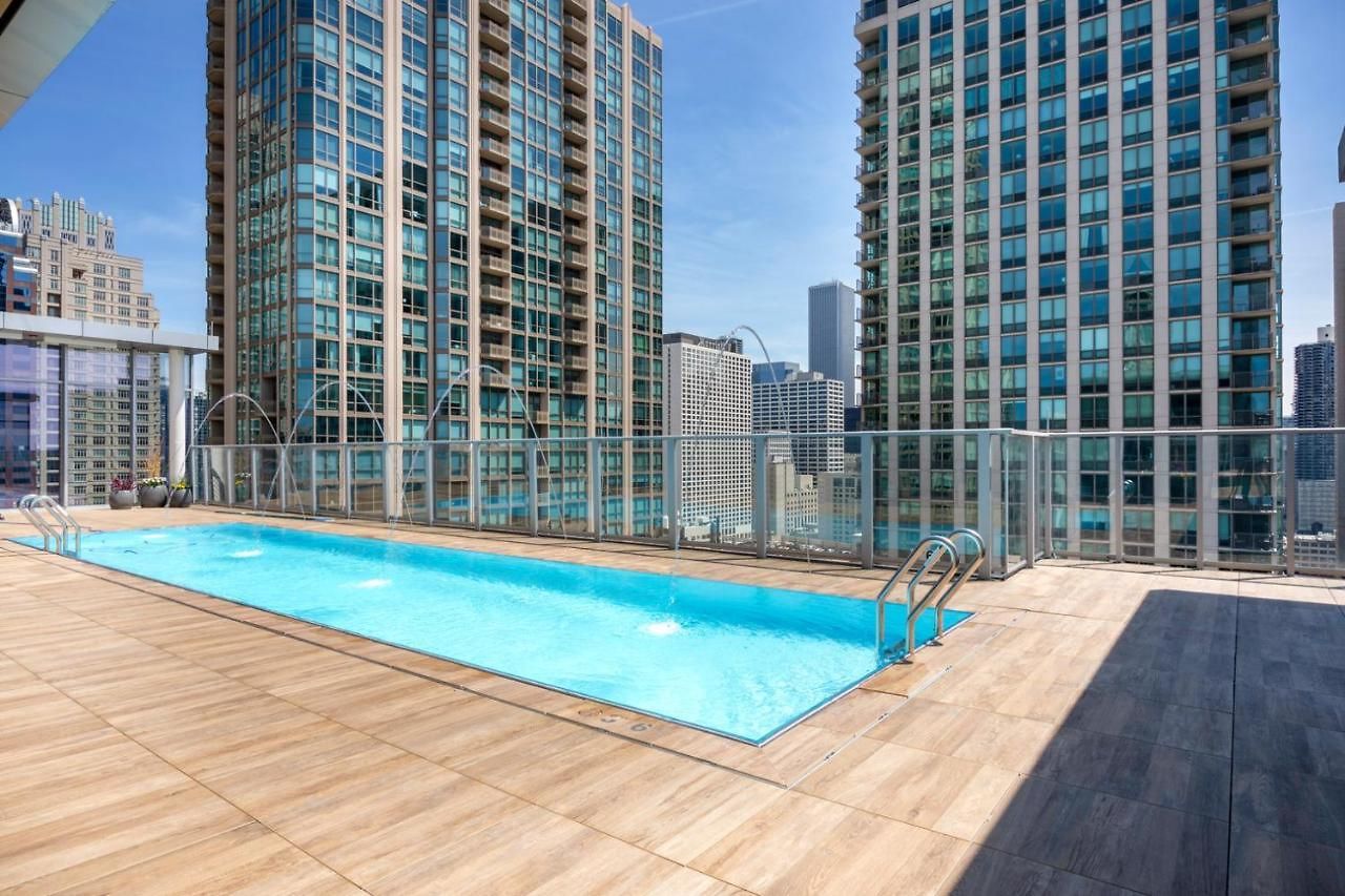 River North 1br W Gym Lounge Roof Nr L Chi-838 Apartment *