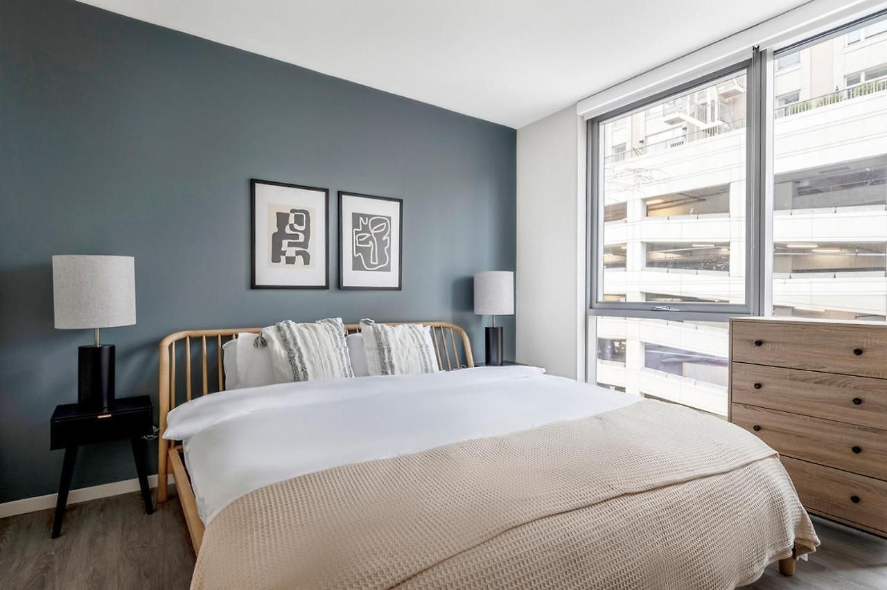 River North 1br W Gym Lounge Roof Nr L Chi-838 Apartment