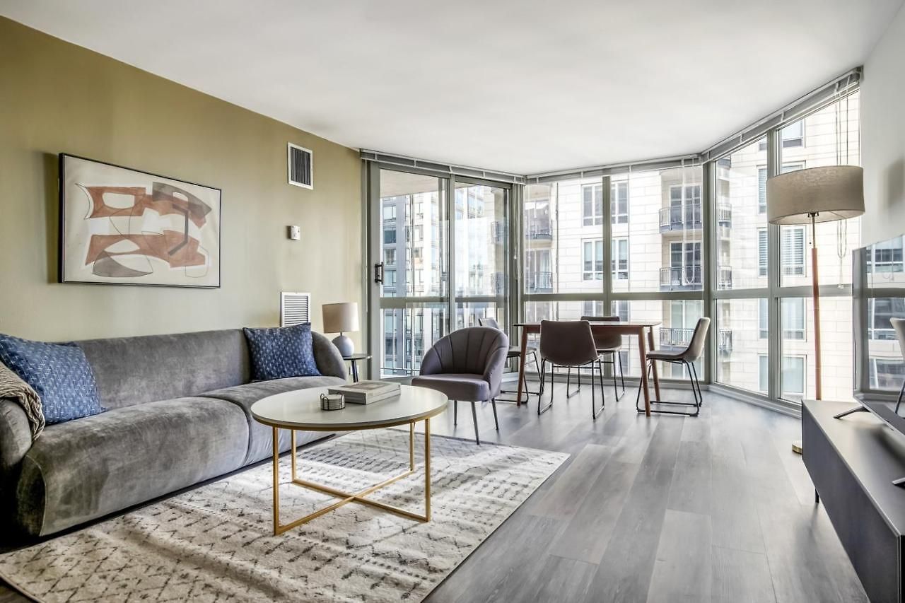 Gold Coast 1br W Gym Lounge 1 Block To L Chi-799 *