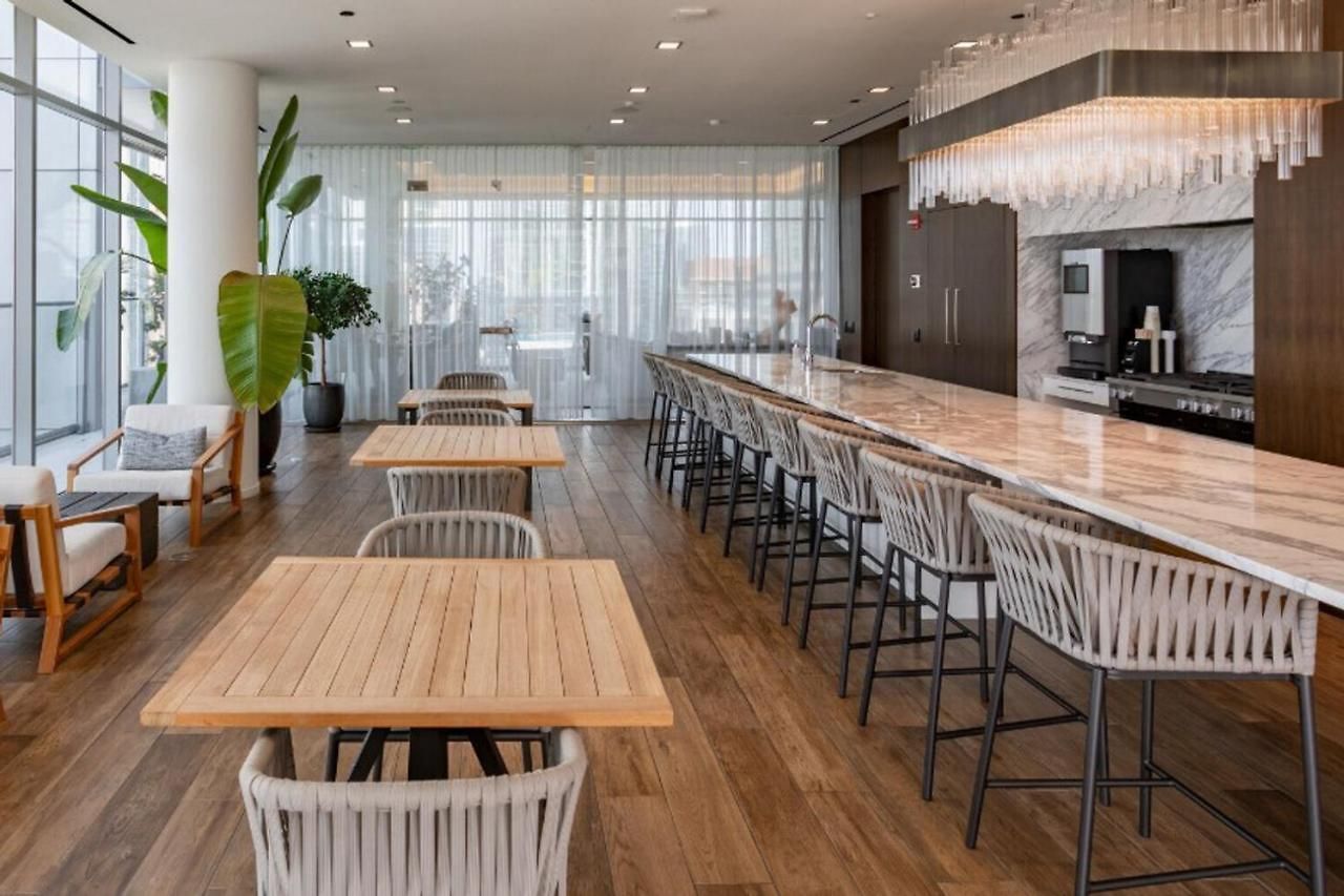 River North 1br W Gym Lounge Roof Nr L Chi-838 Apartment *