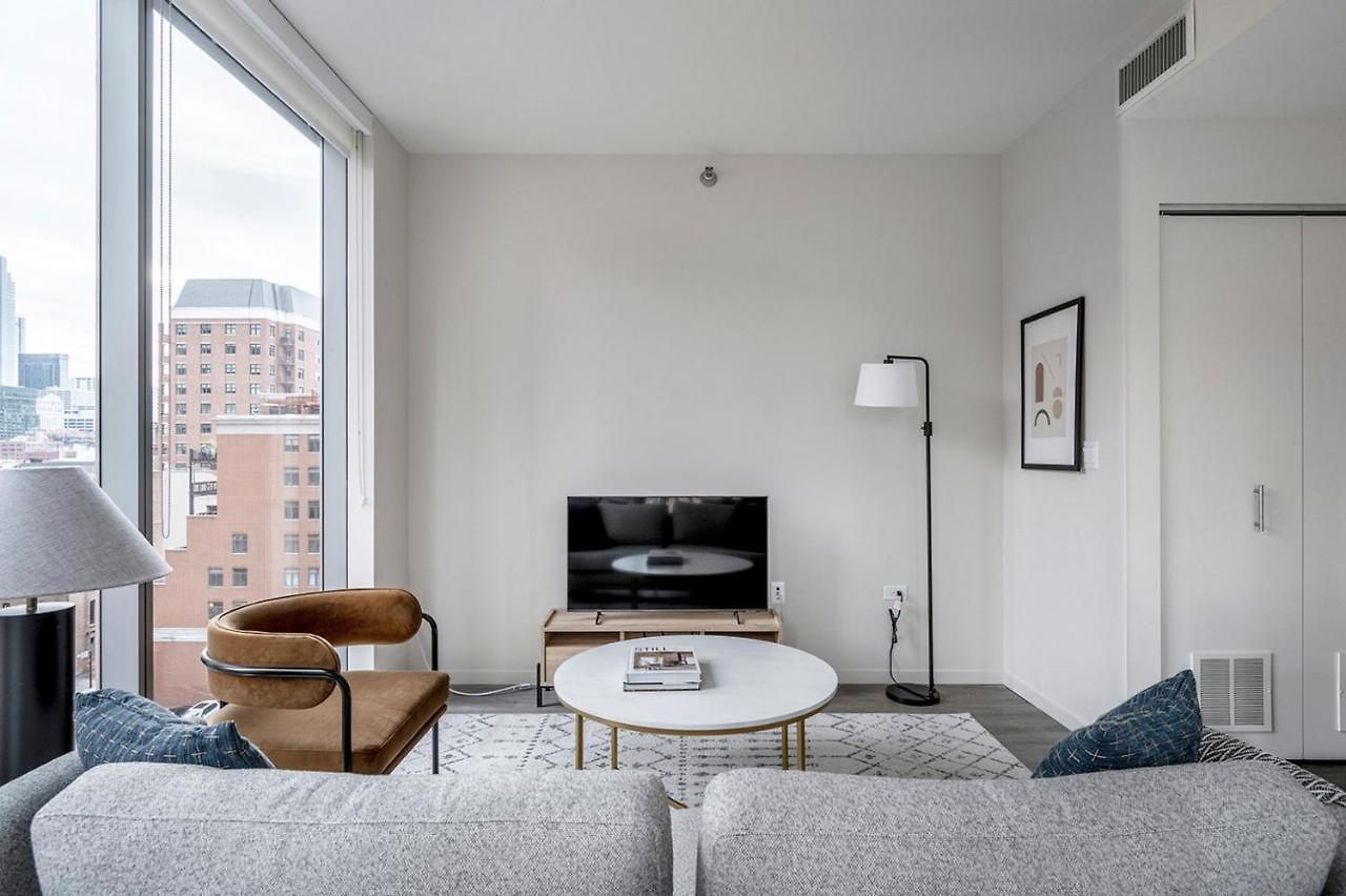 River North 1br W Gym Lounge Roof Nr L Chi-838 Apartment