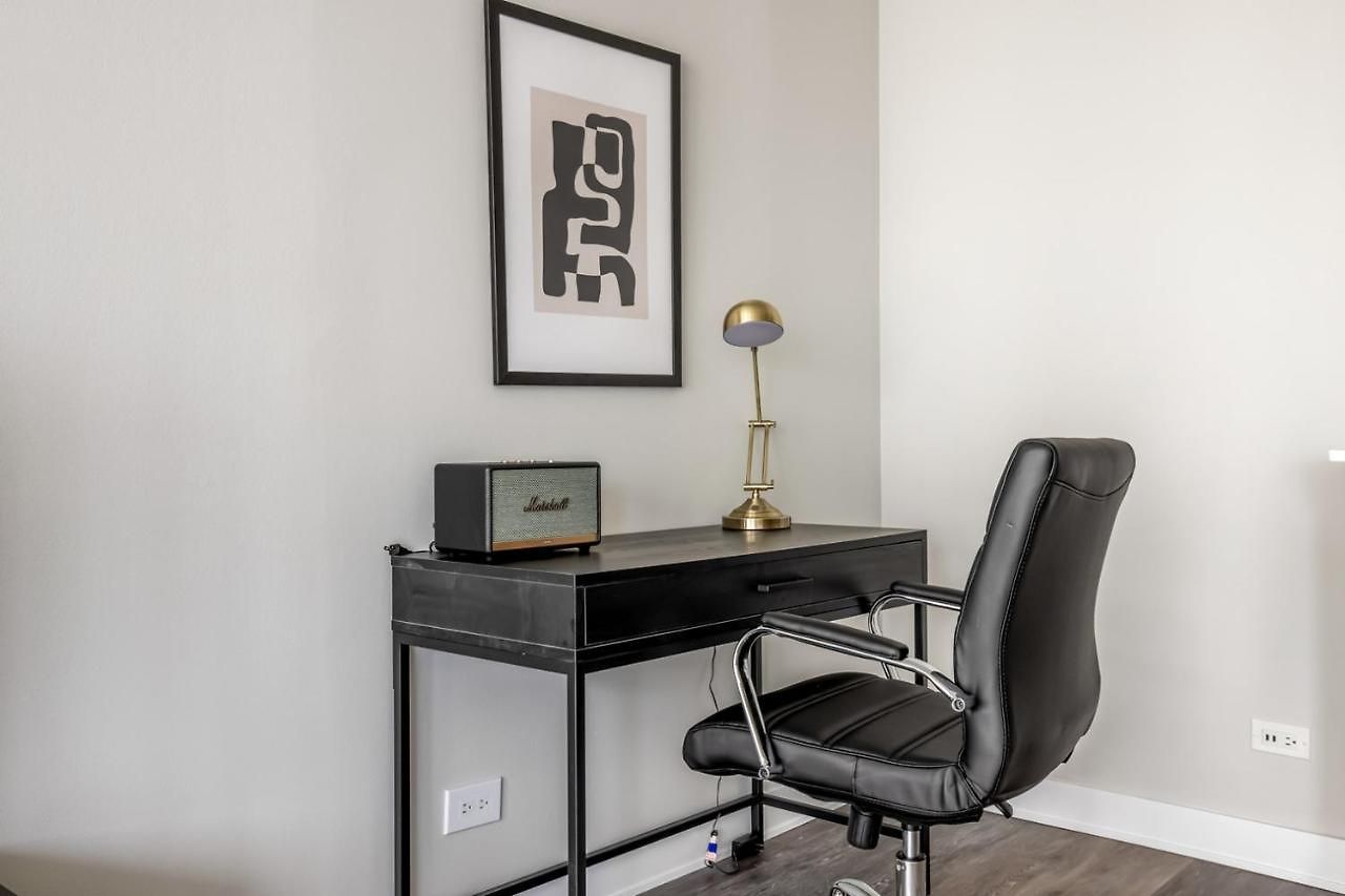 Apartment Gold Coast 1br W Gym Lounge 1 Block To L Chi-799 *