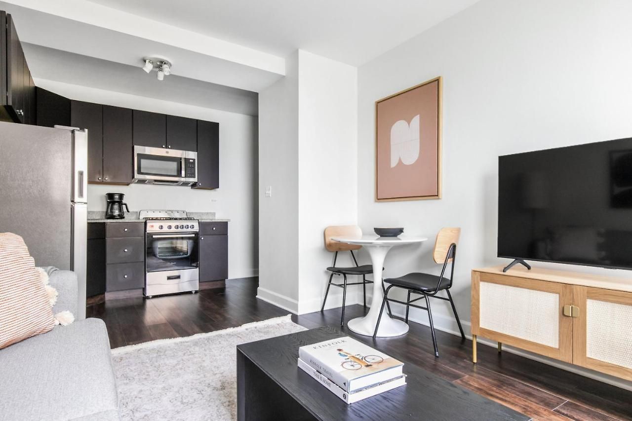Gold Coast 1br W Doorman Gym 2 Blocks To L Chi-549