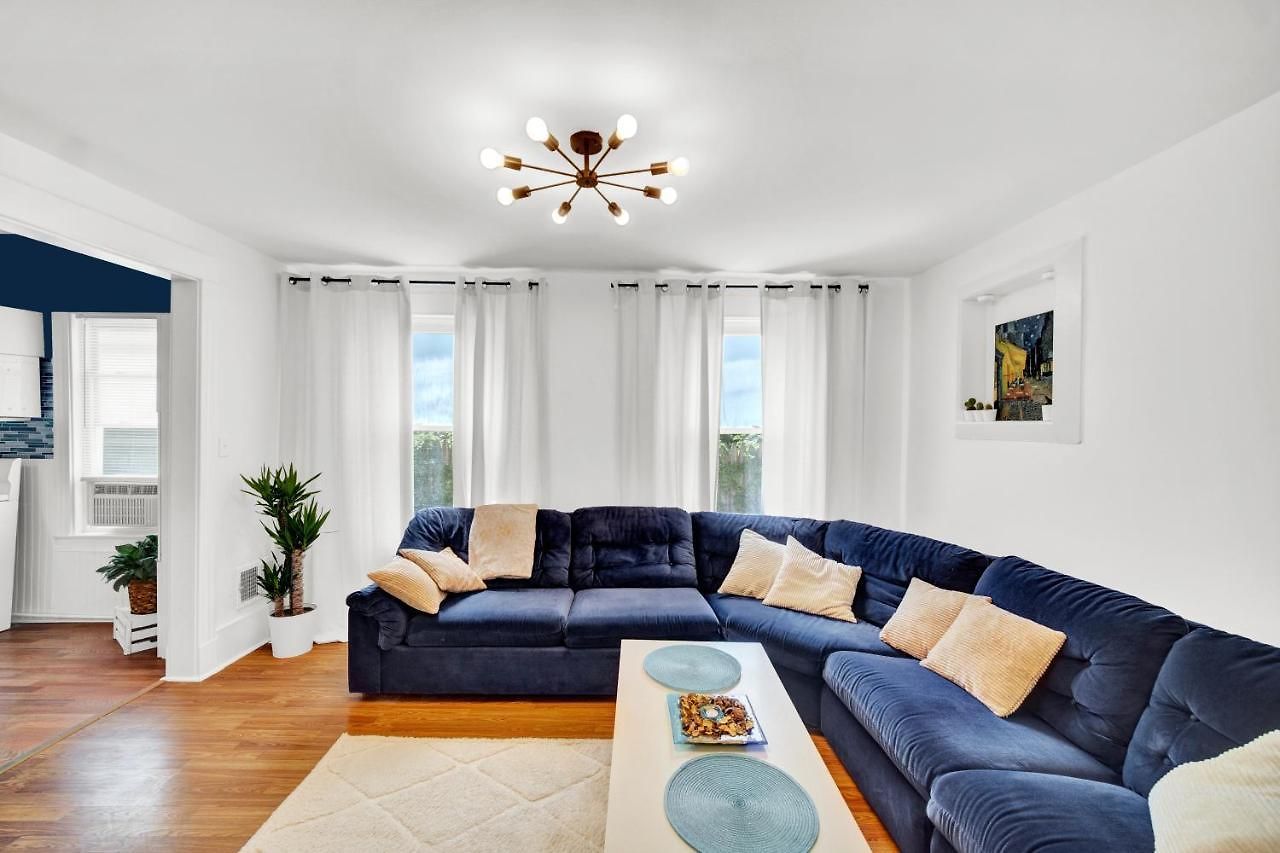 Logan Square Coach House 4*