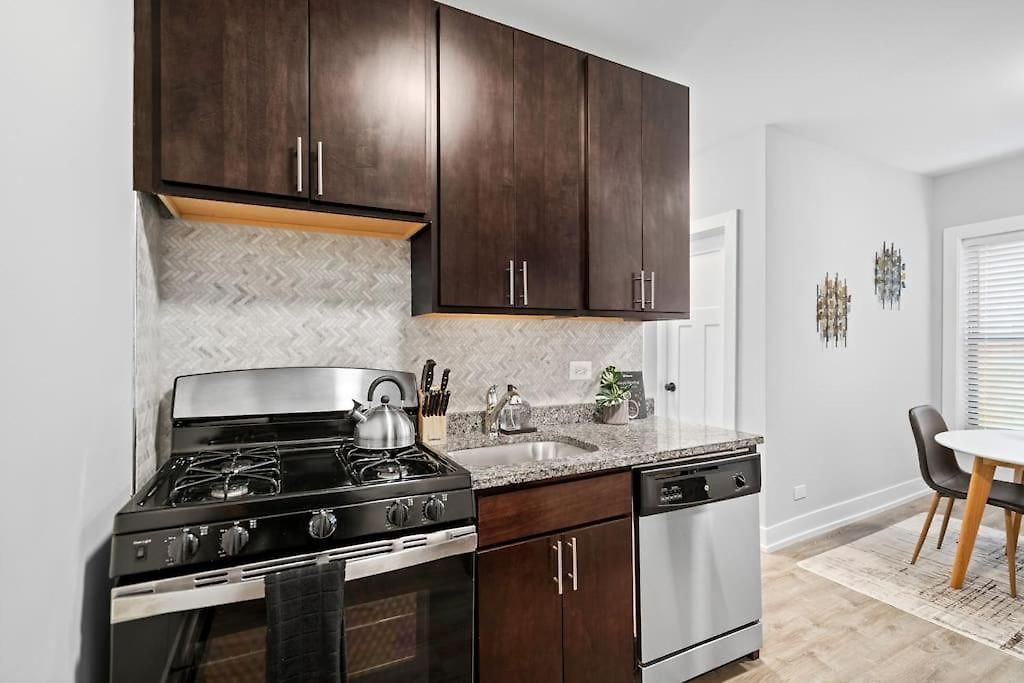Stylish And Functional Studio Apartment - Brompton 61-66 Rep Chicago