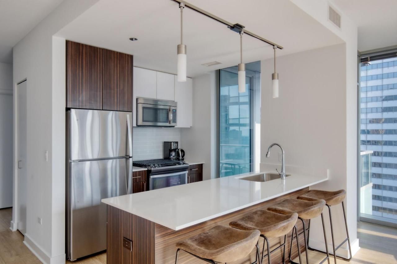Loop 2br W Gym Playroom Pool Close To L Chi-960 Chicago