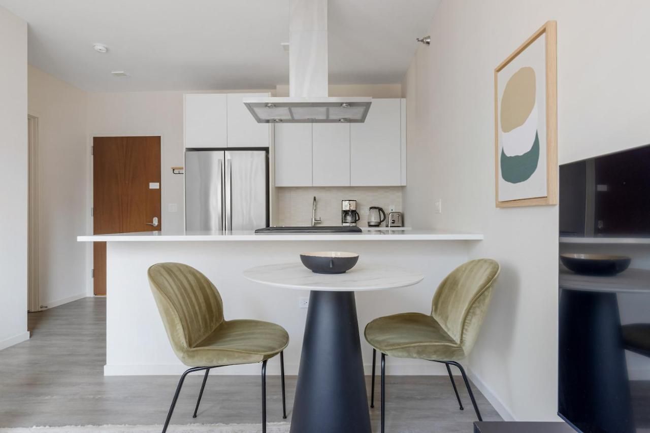 River North Jr 1br W Game Nr L Chi-971 Chicago