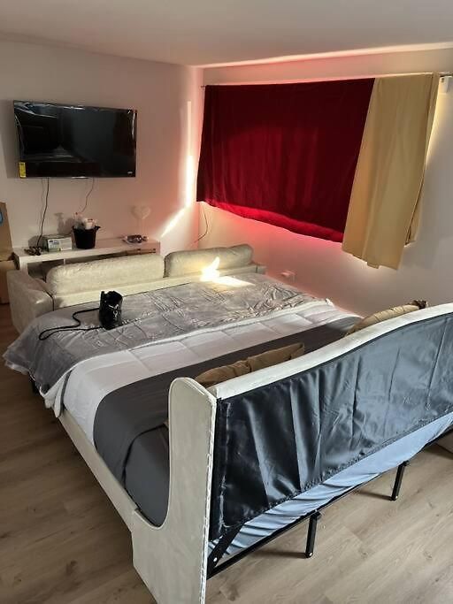 Apartment Luxury King Bed • Remodeled Safe Chicago Condo