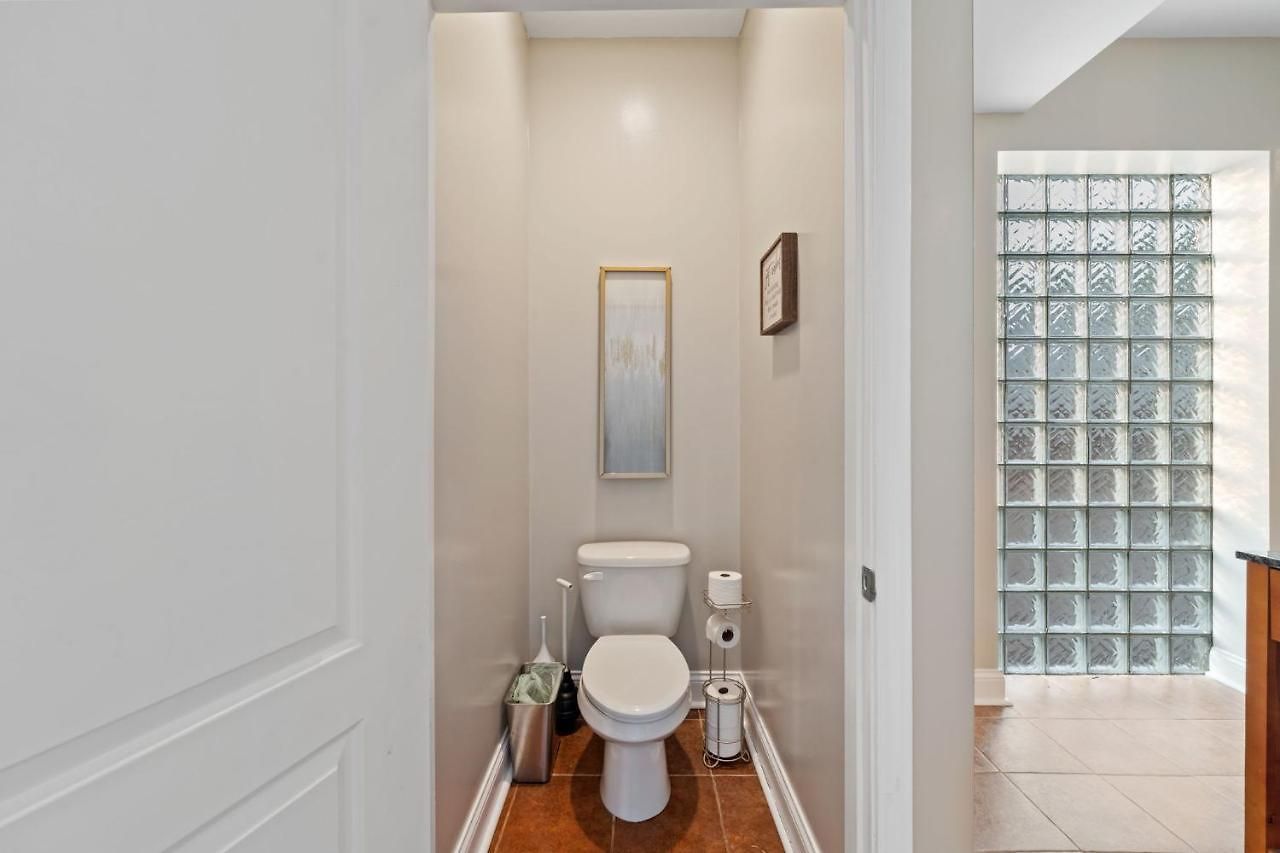 Spacious Luxury Retreat 8 Bed Oasis With 6 Baths Holiday home Chicago