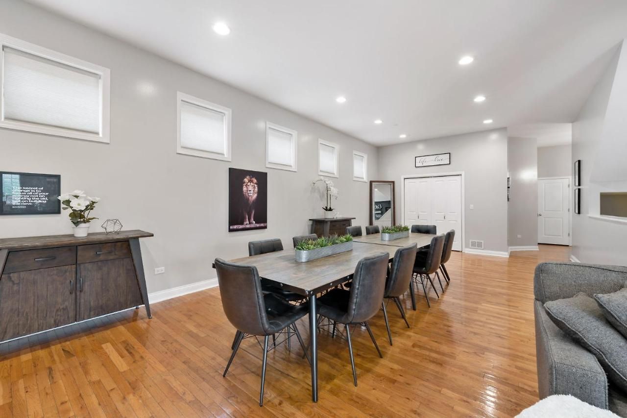 Spacious Luxury Retreat 8 Bed Oasis With 6 Baths * Chicago