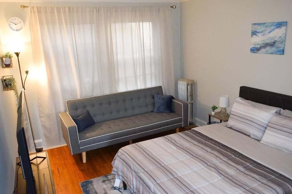 Prime Location W/ Historic Charm Near Shops &parks Chicago