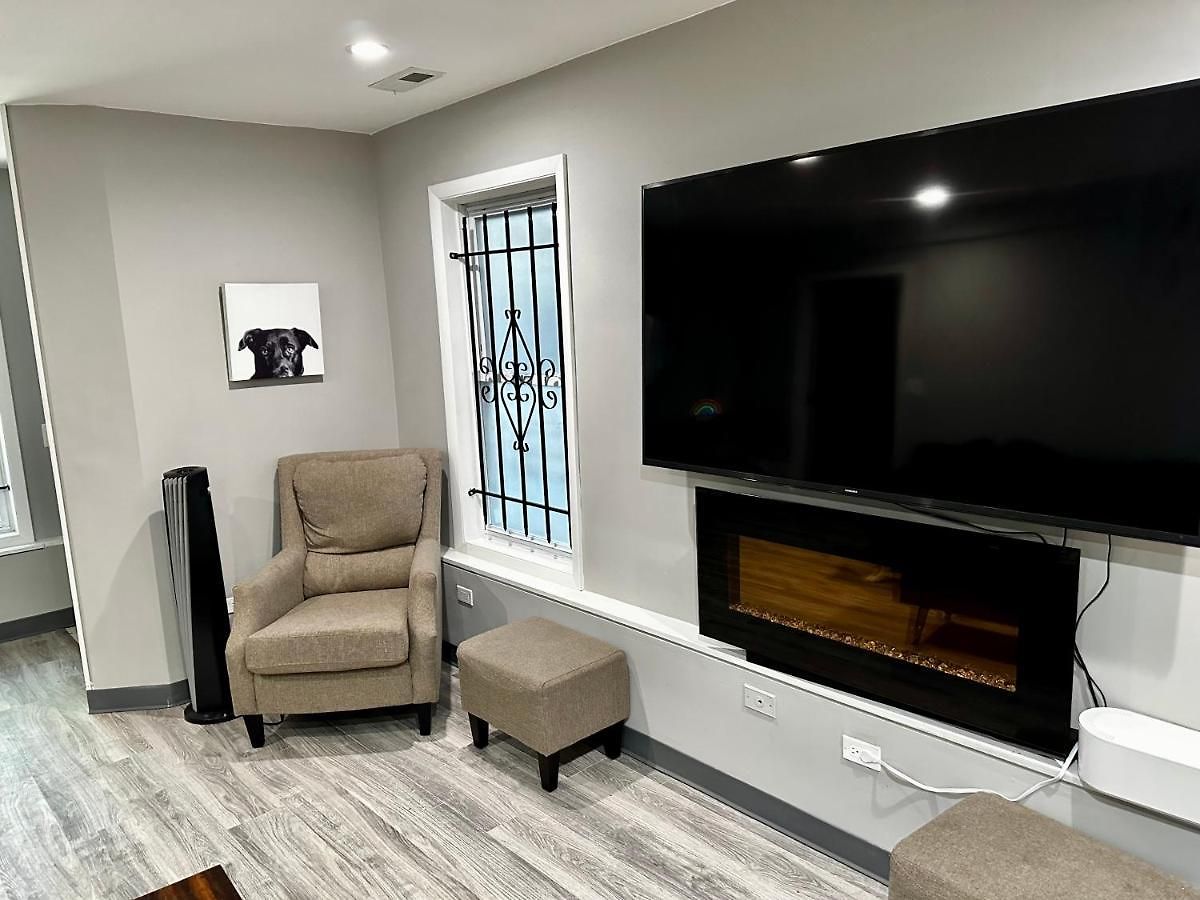 Cozy & Spacious In Irving Park Apartment Chicago