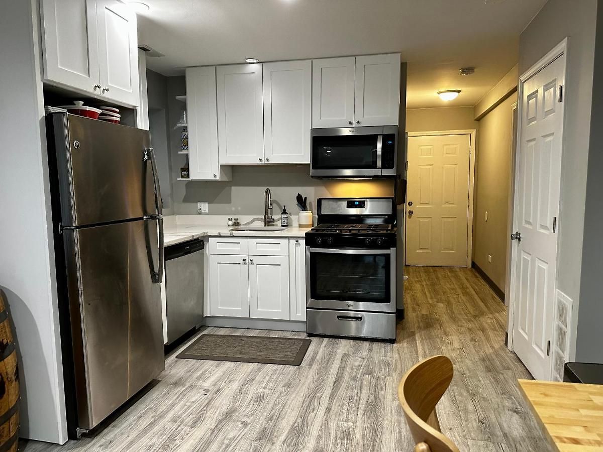 Cozy & Spacious In Irving Park Chicago