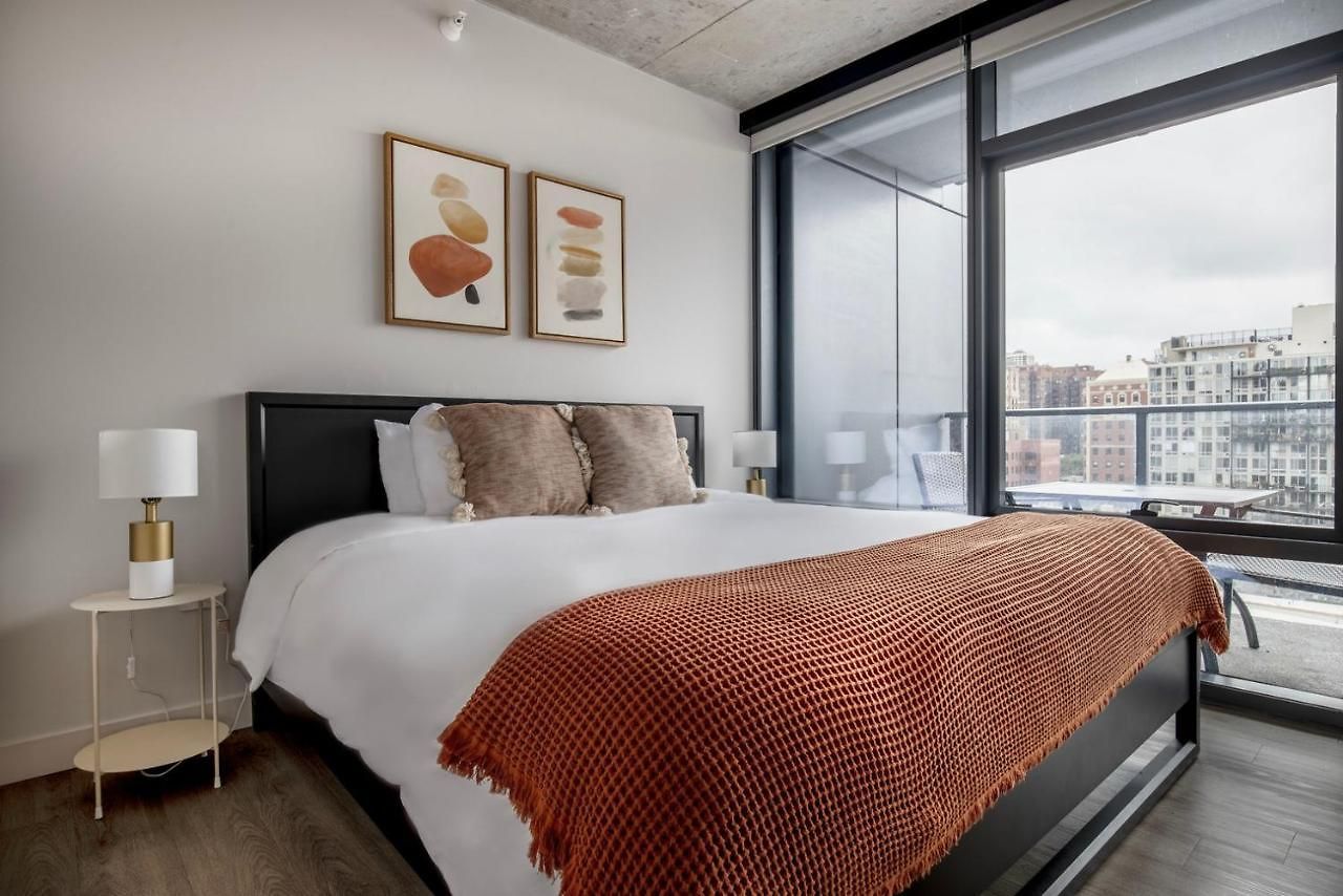 Lakeview 2br W Gym Grills Nr Lakefront Trail Chi-985 Apartment