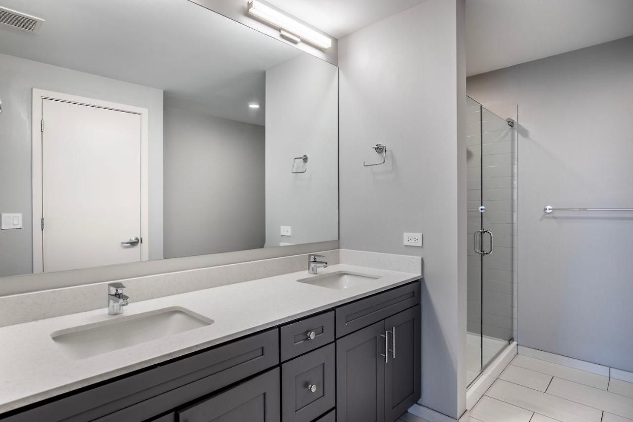 Lakeview 2br W Gym Grills Nr Lakefront Trail Chi-985
