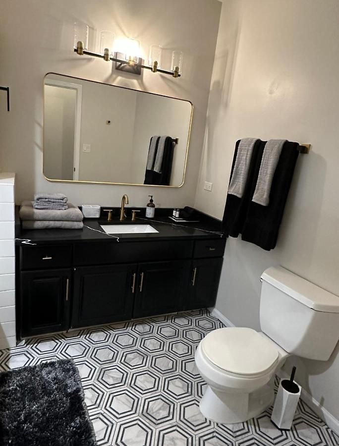 New! Spacious Art Deco Modern 5 Bd/3ba Apartment *