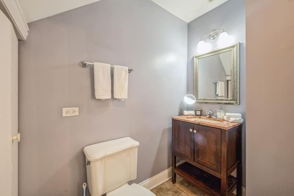 Lovely 2 Bed 3 Miles From Dt W Free Parking *