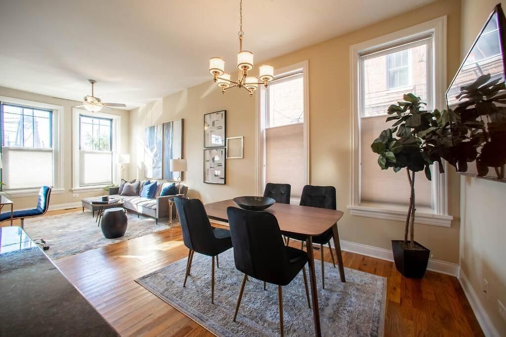 Getaway In The Heart Of Pilsen Apartment *
